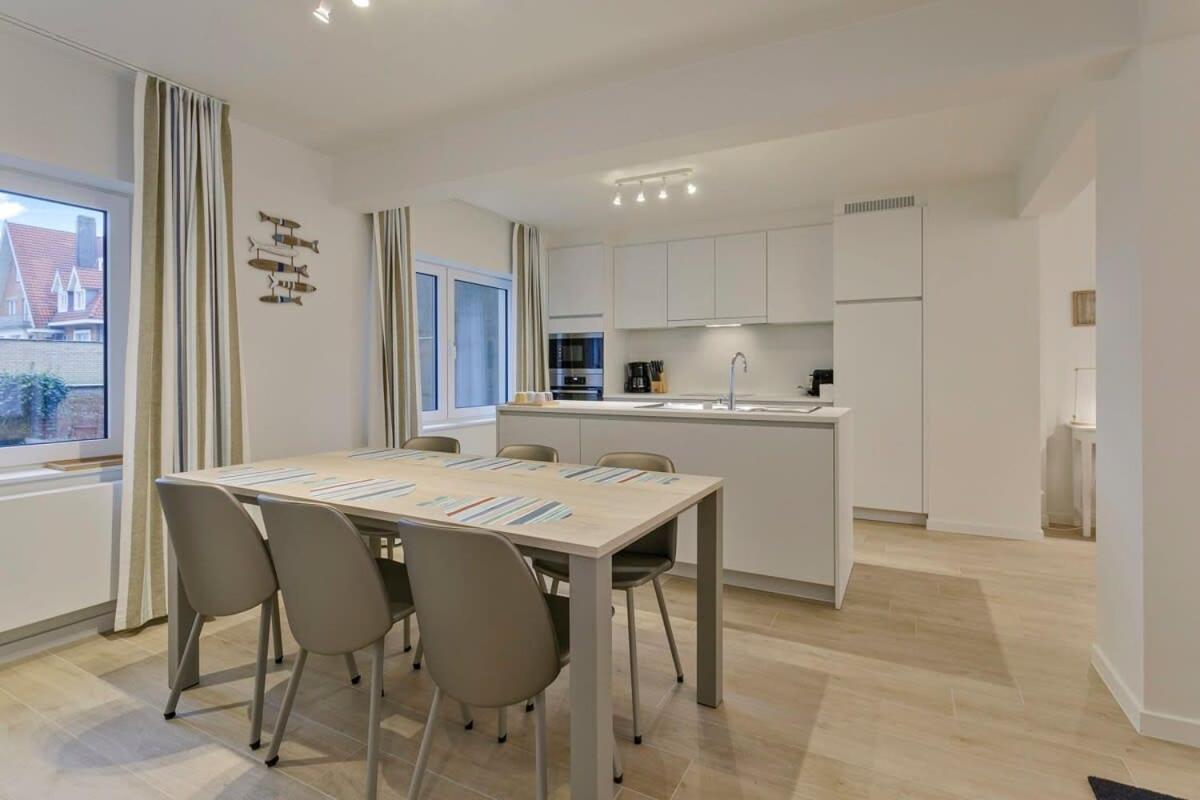 Huswell - Stunning Apartment At The Beachfront Of De Haan Eksteriør billede